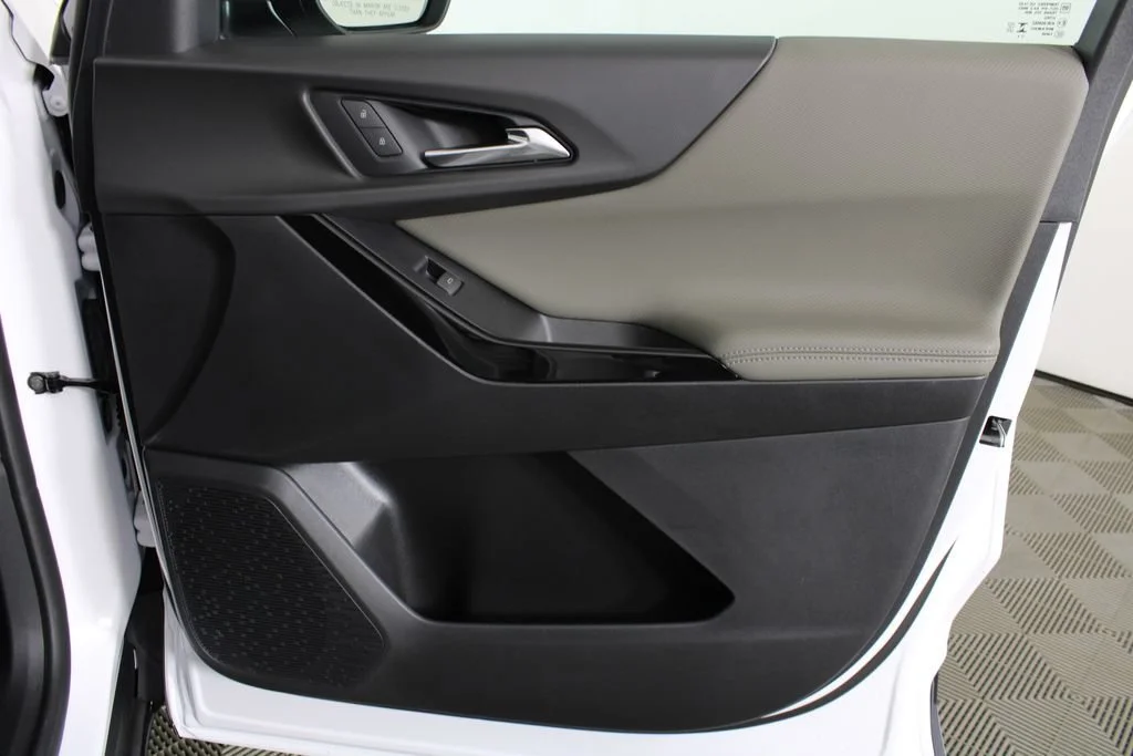 New 2027 Summit White Chevrolet LT image 9