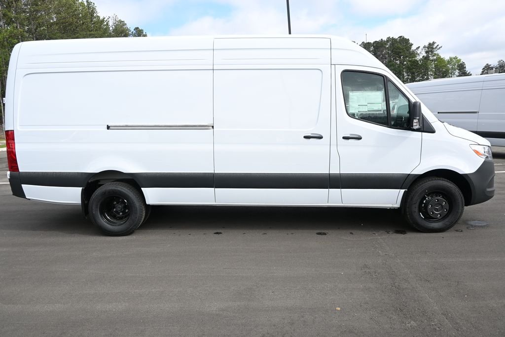 Used 2026 Arctic White Mercedes-Benz Cargo 170 WB image 24