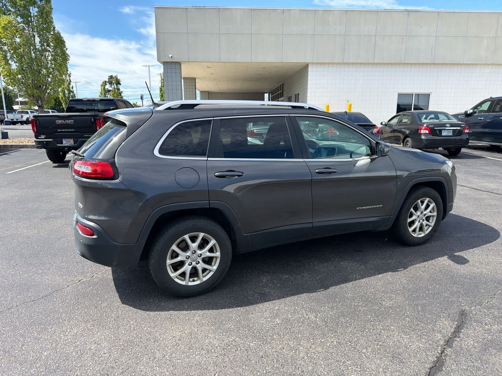 Used 2016 Granite Crystal Metallic Clearcoat Jeep Latitude image 7