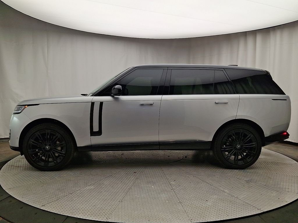 Certified Used 2024 Hakuba Silver Metallic Land Rover SE image 7