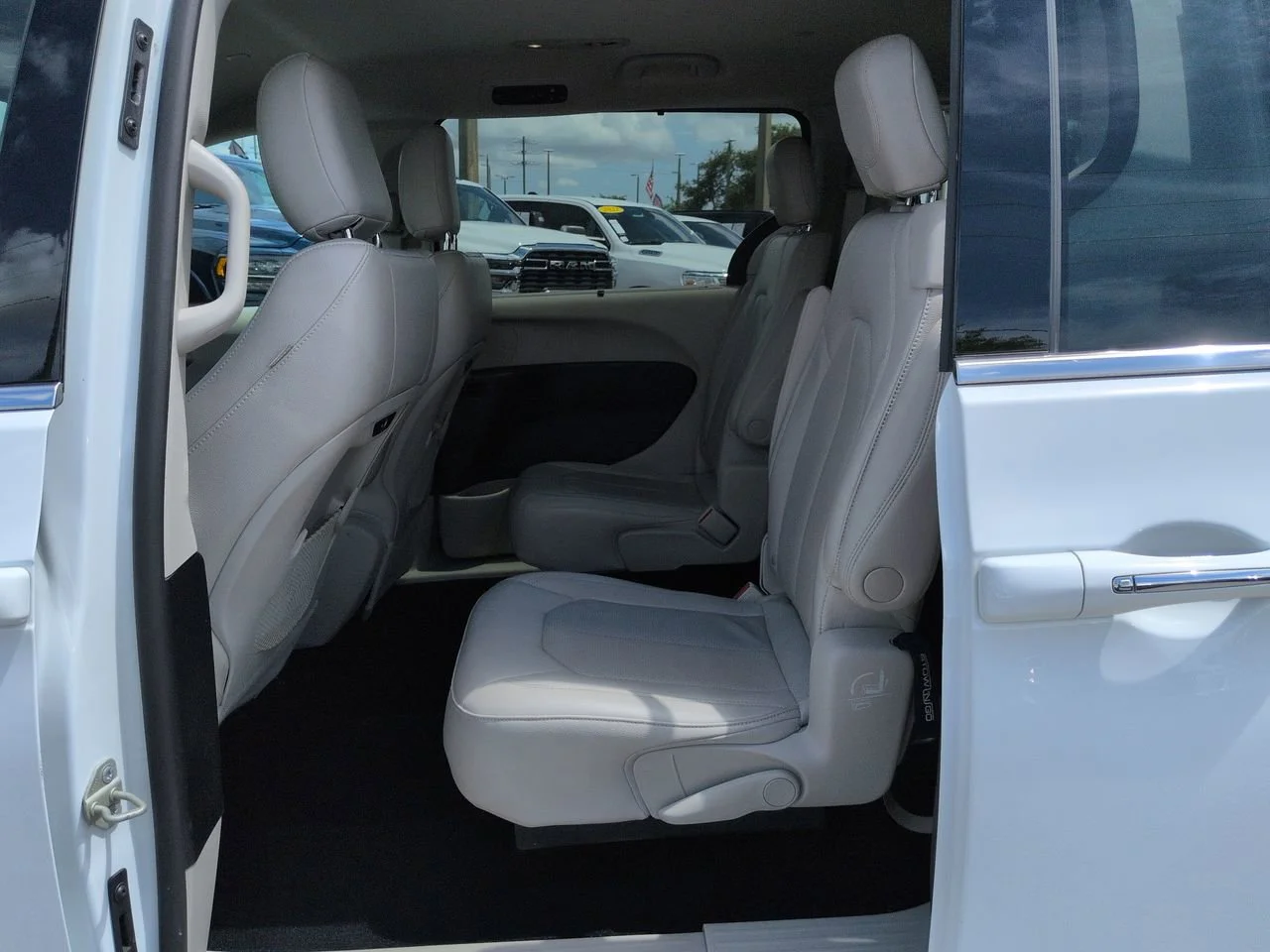 Used 2021 Bright White Clearcoat Chrysler Touring L image 14
