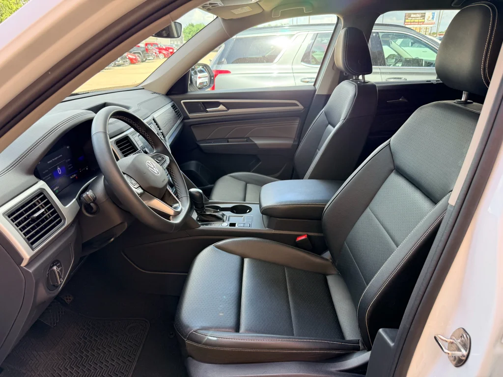 Used 2022  Volkswagen 2.0T SE image 11