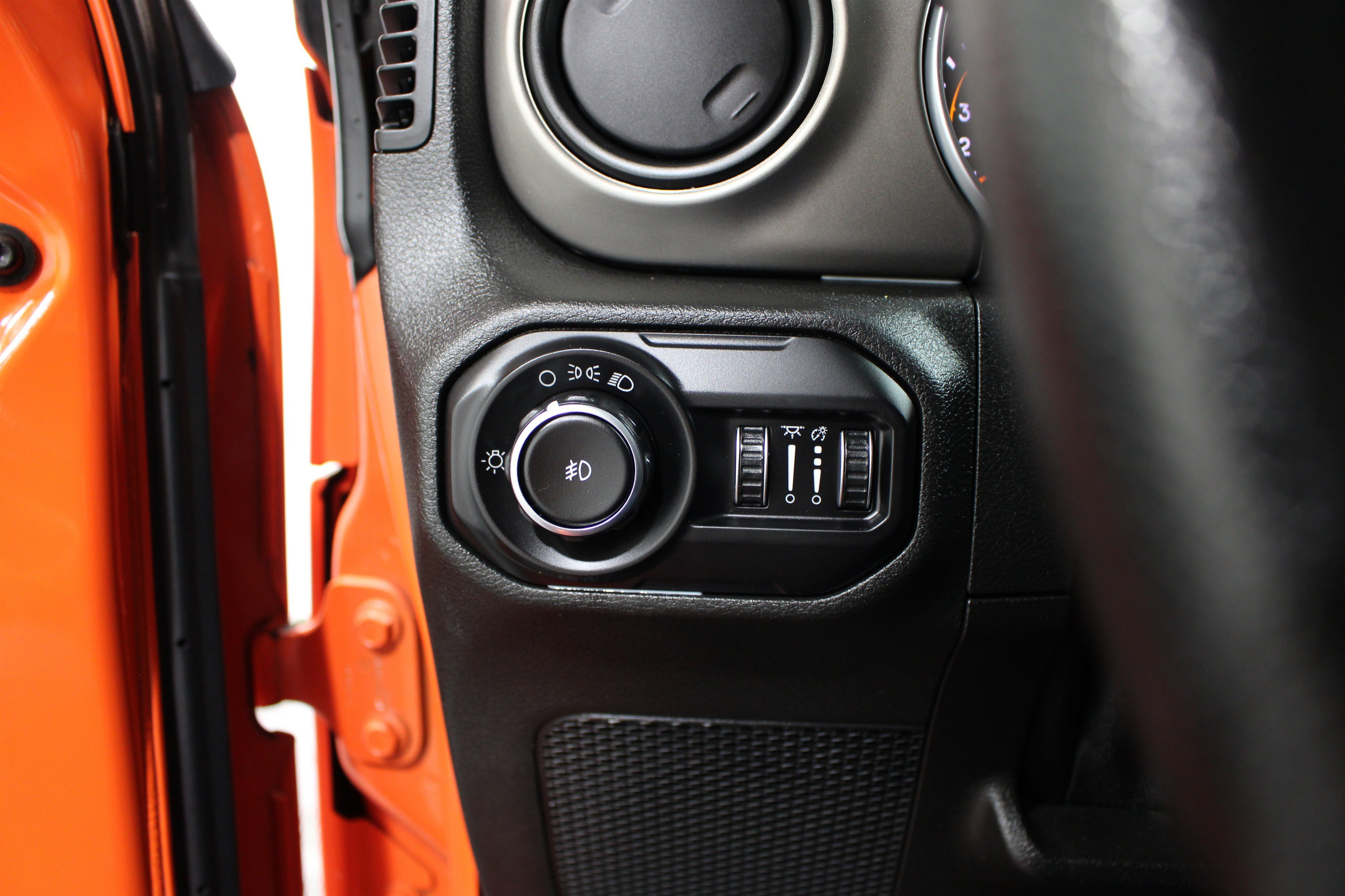Used 2018 Punkn Metallic Clearcoat Jeep Sport image 5