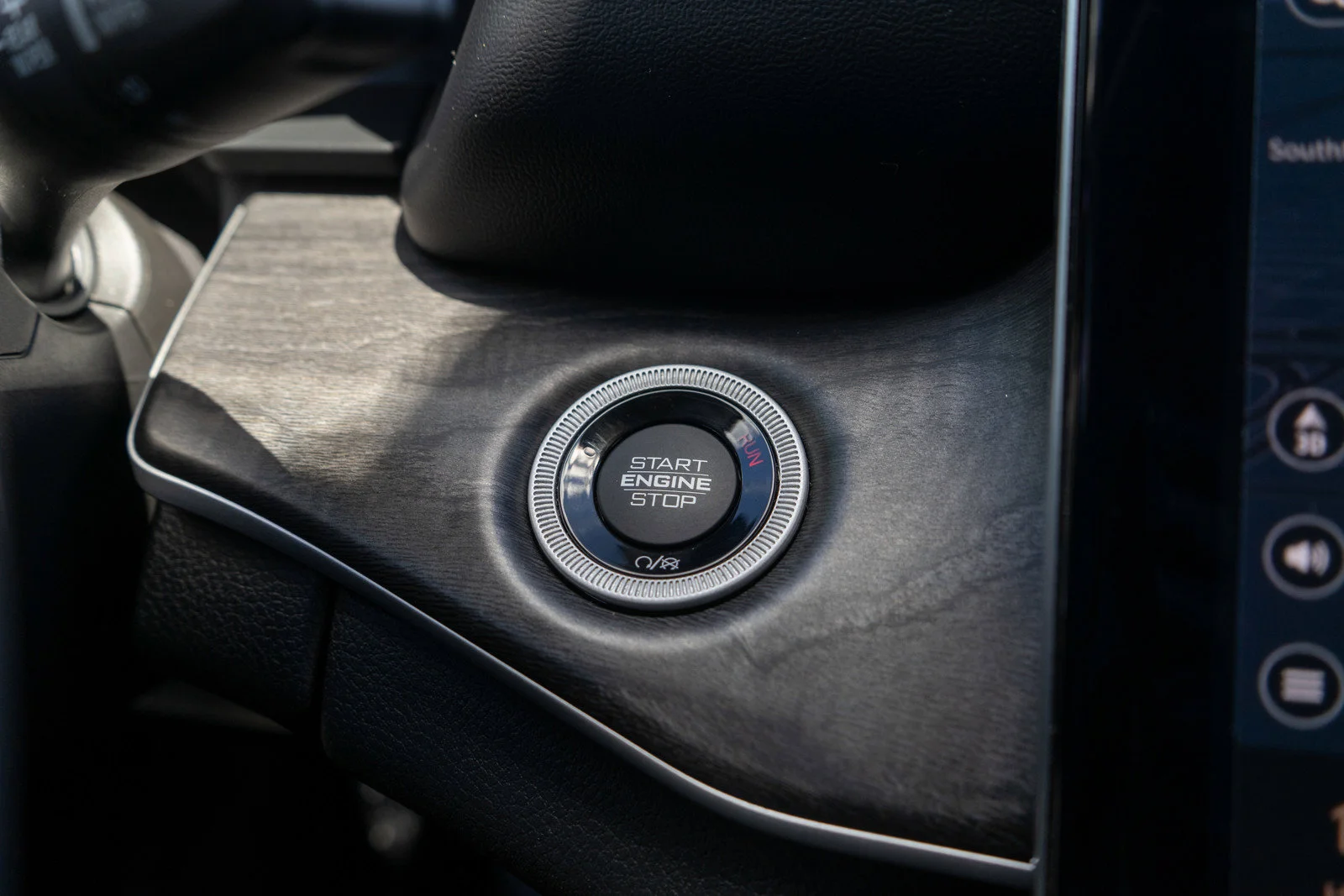 Used 2023 Diamond Black Crystal Pearlcoat Jeep Limited image 22