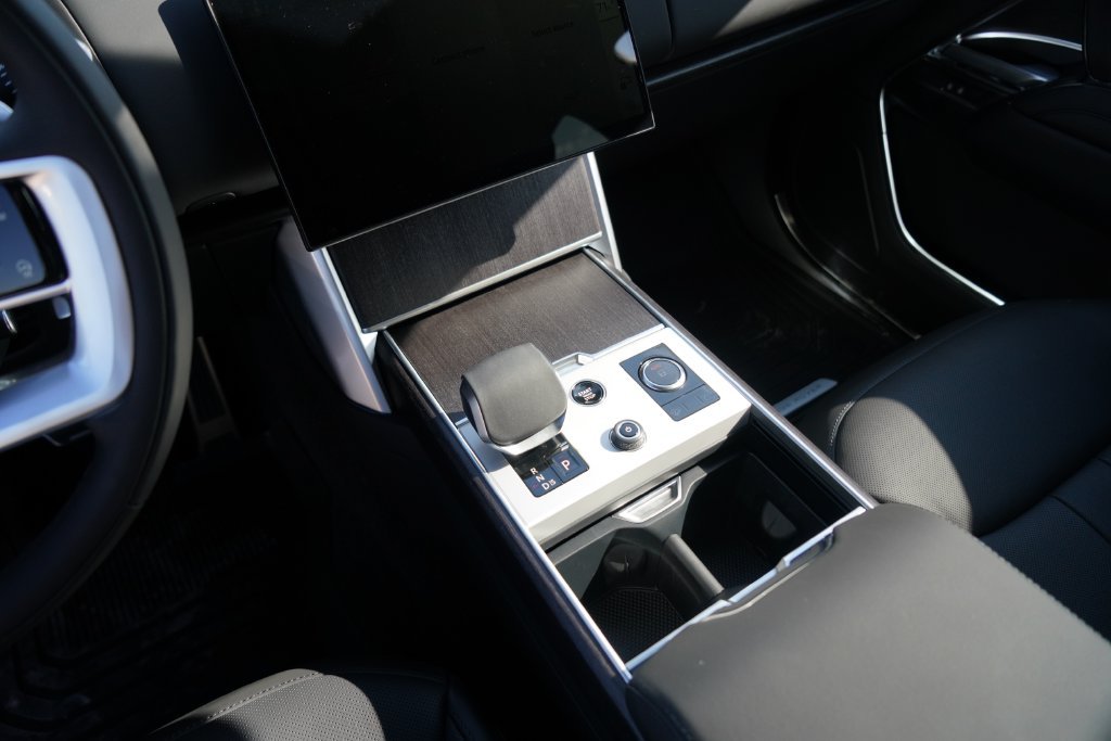New 2027 Fuji White Land Rover SE image 16