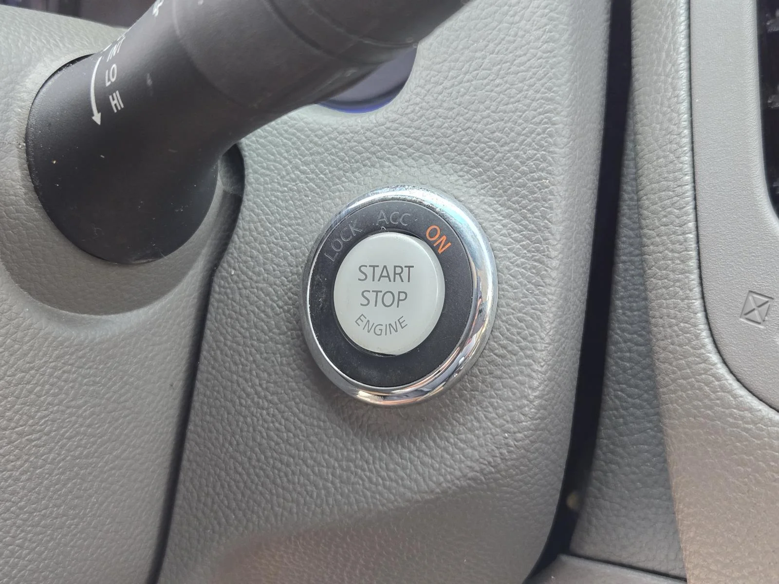 Used 2011 Moonlight White INFINITI 2dr Base image 10