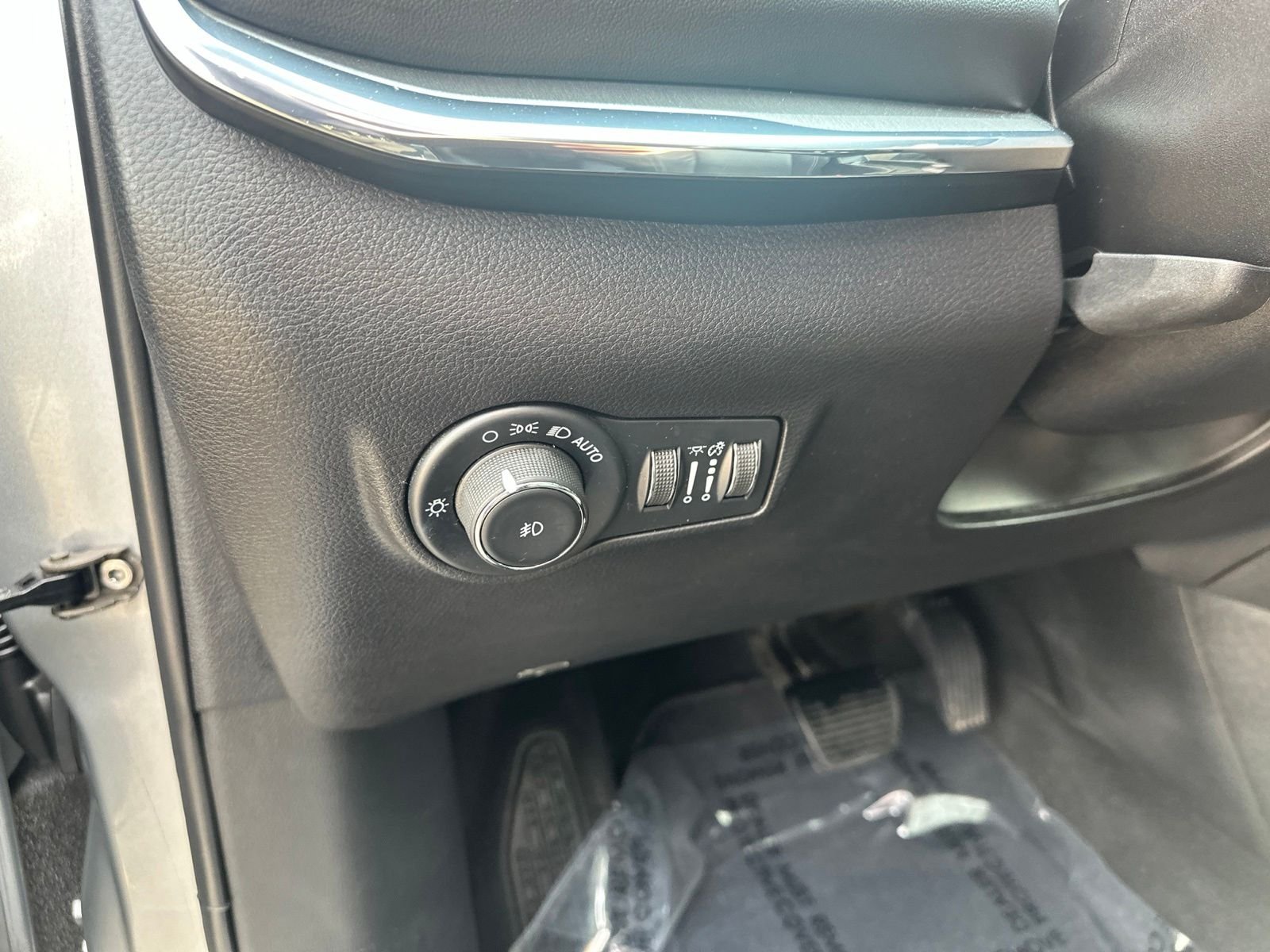 Used 2022 Silver Jeep Limited High Altitude image 14