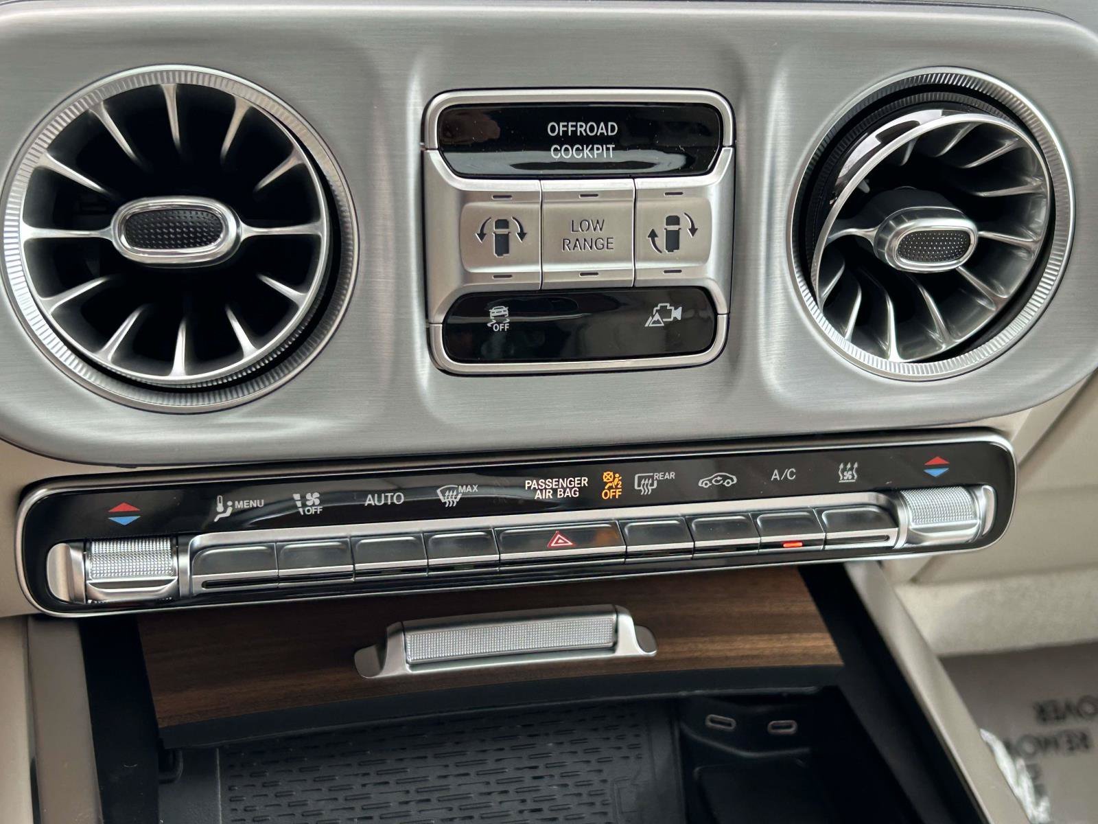 New 2027 MANUFAKTUR Moonlight White Metallic Mercedes-Benz G 580e SUV image 29