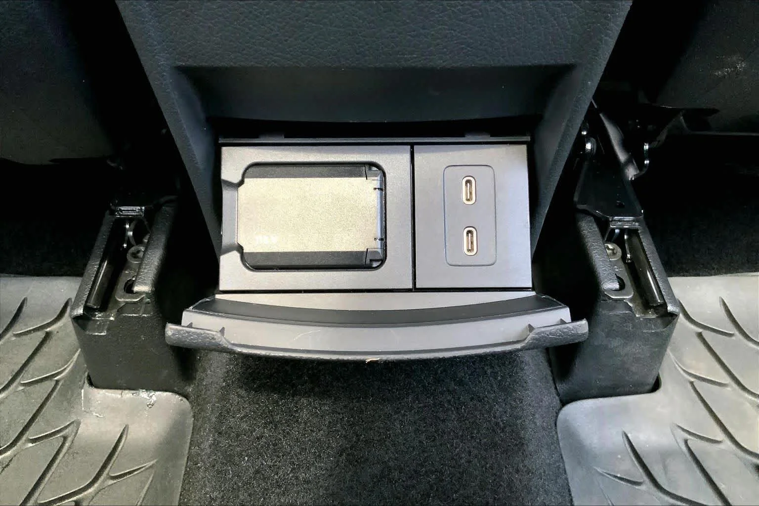 Used 2025 Polar White Mercedes-Benz GLB 250 image 30