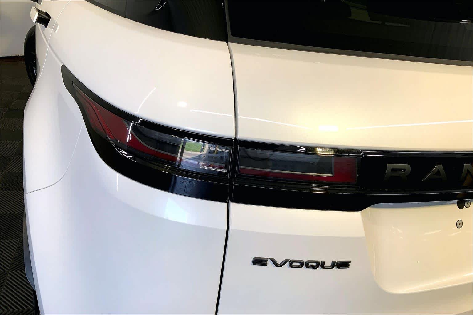 Used 2026 Ostuni Pearl White Premium Metallic Land Rover Dynamic SE image 28