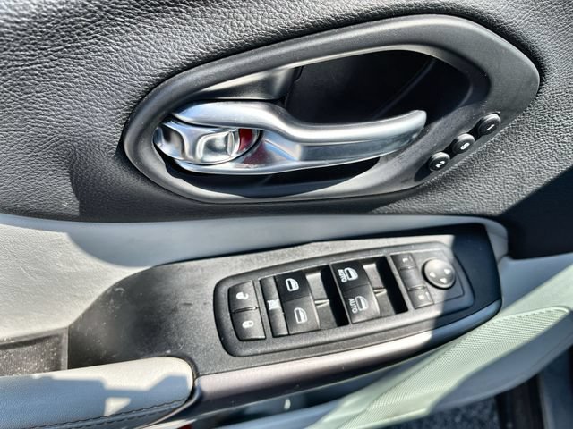Used 2019  Jeep Limited image 16
