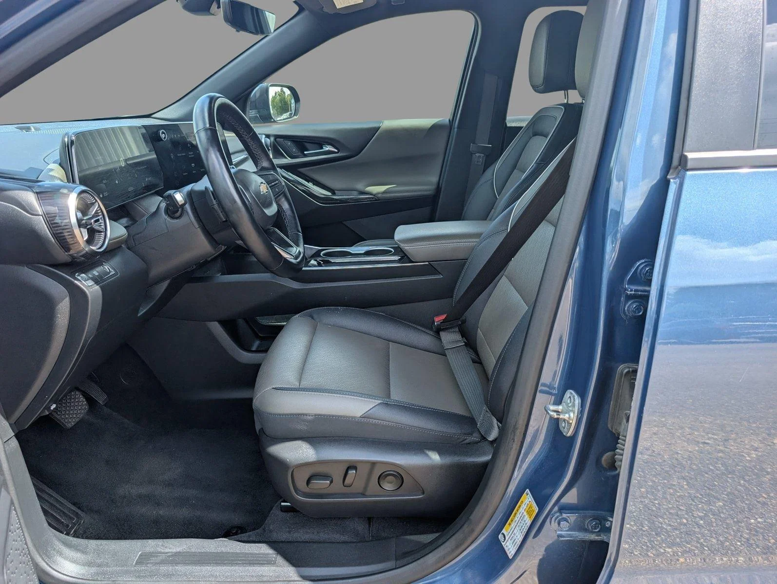 Used 2025 Lakeshore Blue Metallic Chevrolet LT image 12