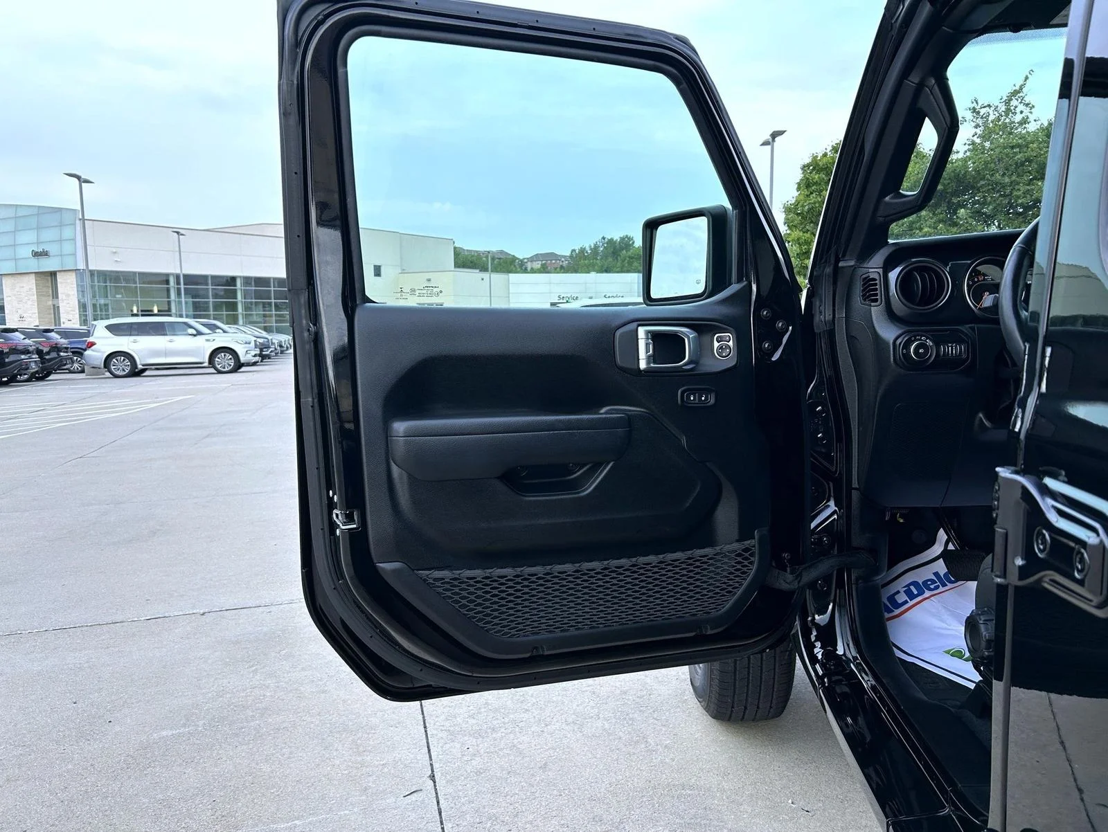 Used 2022 Black Jeep Unlimited Sport Altitude image 9