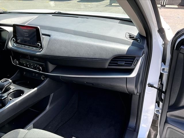 Used 2025 White Nissan S image 17
