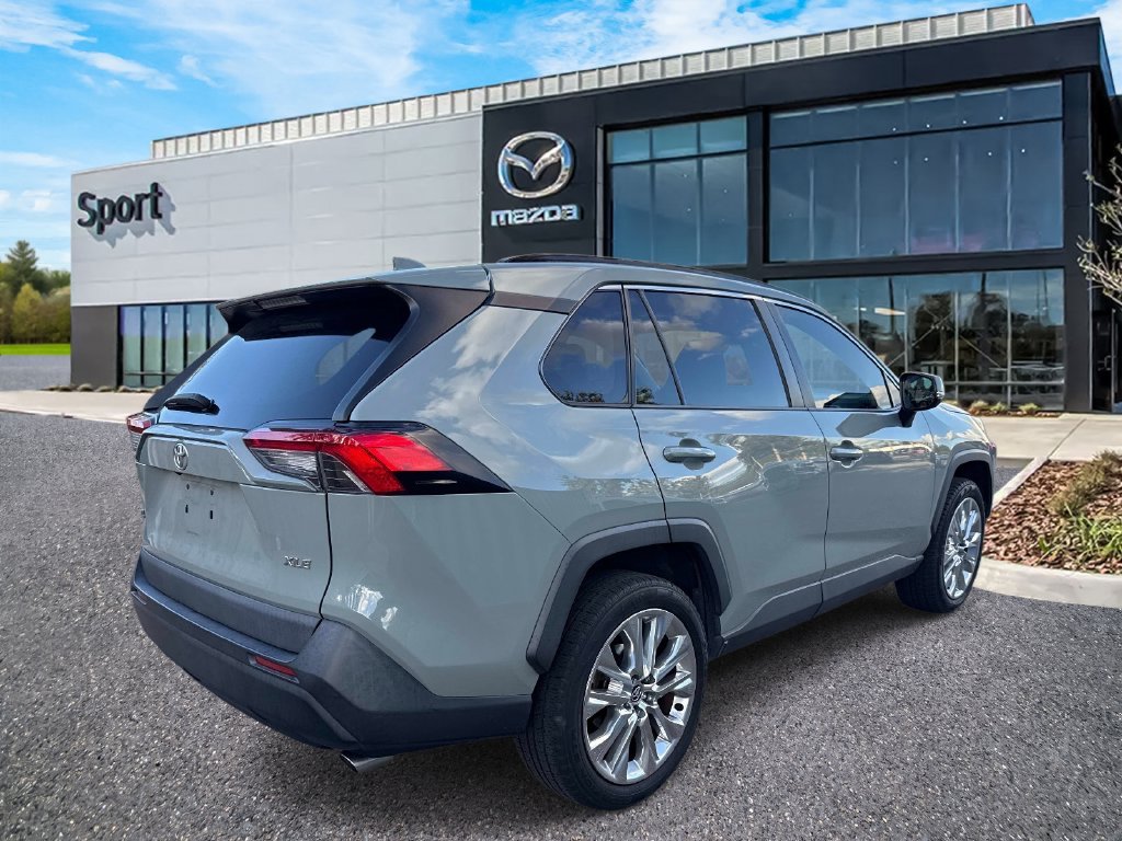 Used 2021  Toyota XLE image 3