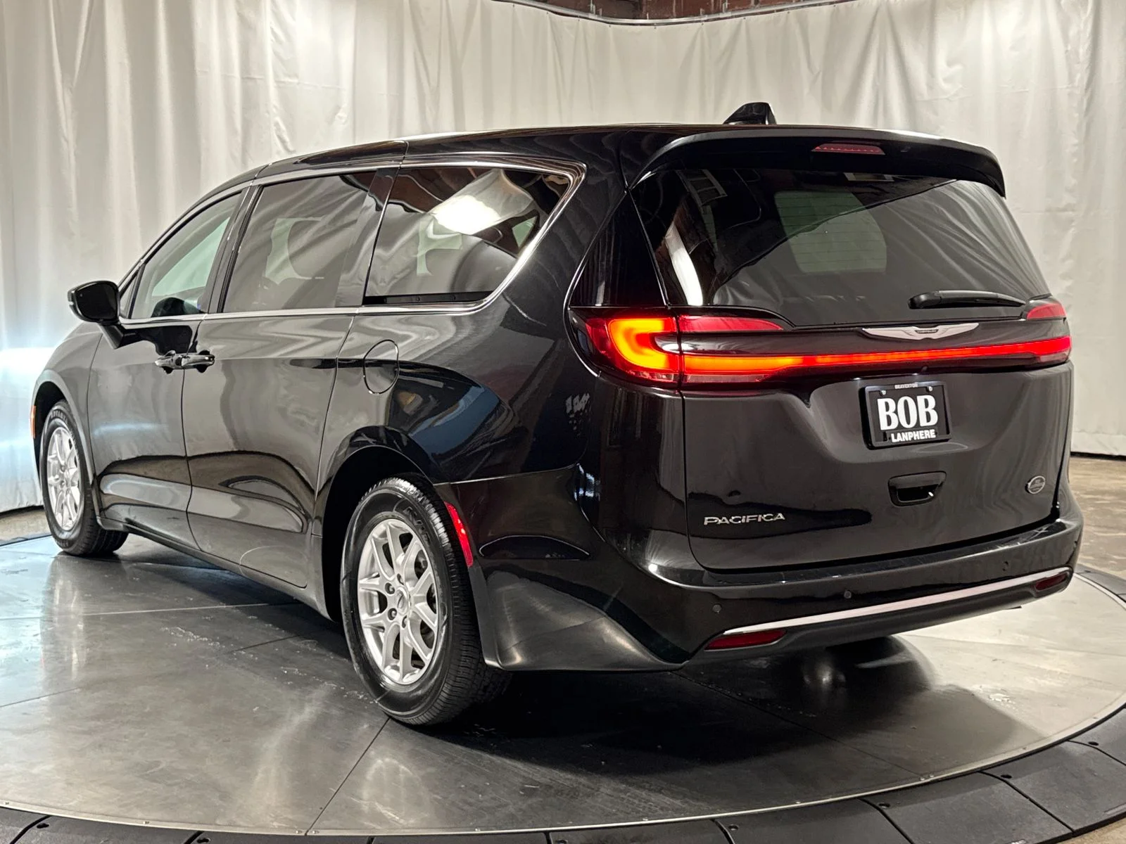 Used 2023 Brilliant Black Crystal Pearlcoat Chrysler Touring L image 9