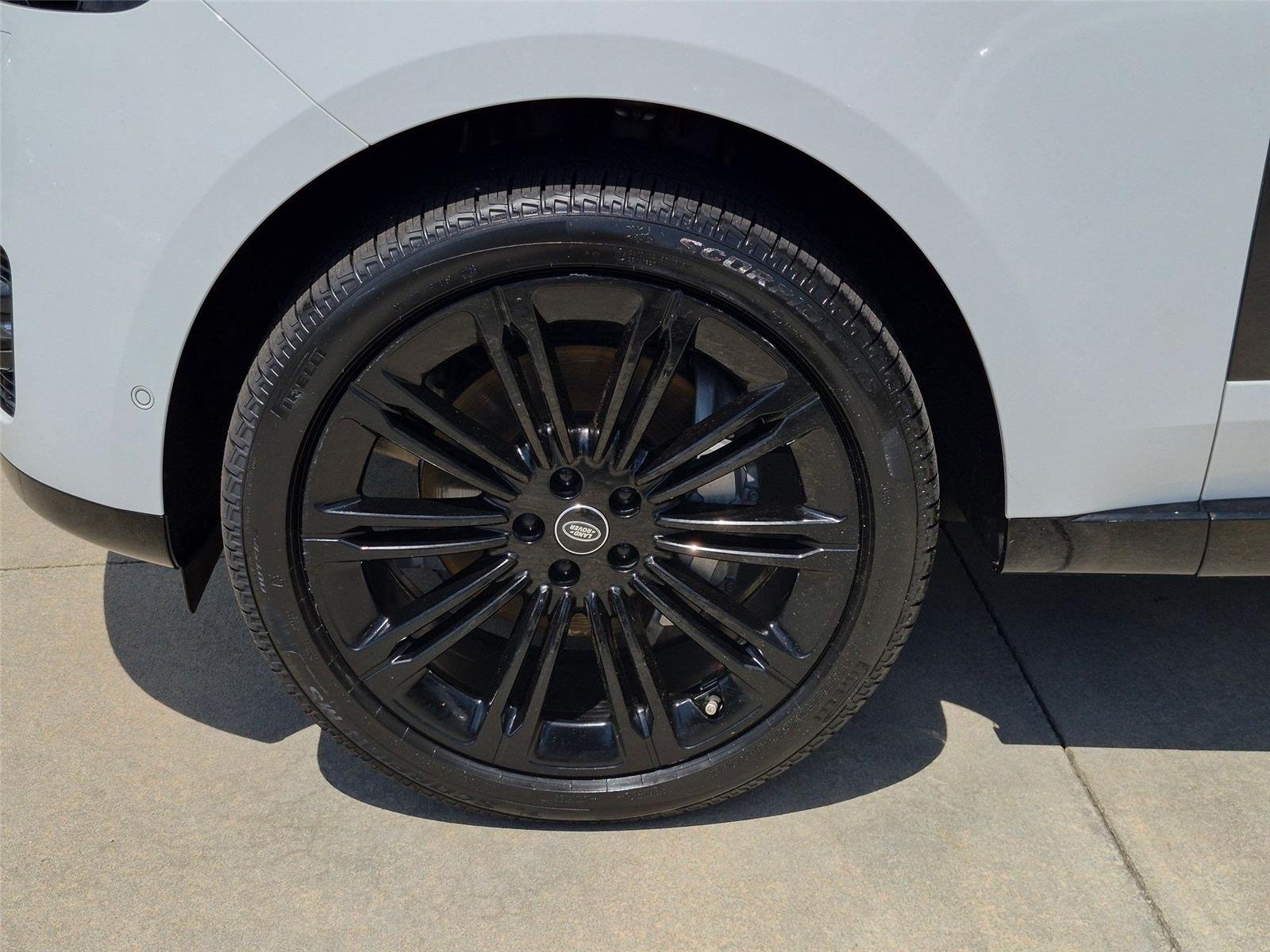 Used 2025 Fuji White Land Rover SE image 10