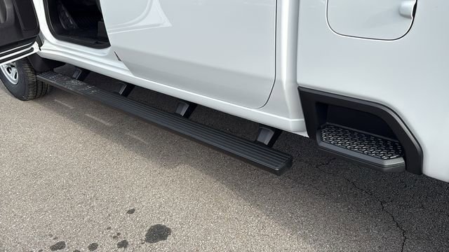 New 2026 Summit White Chevrolet WT image 24
