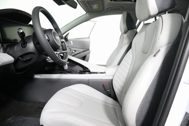 2025 Hyundai Elantra Limited - Photo 16