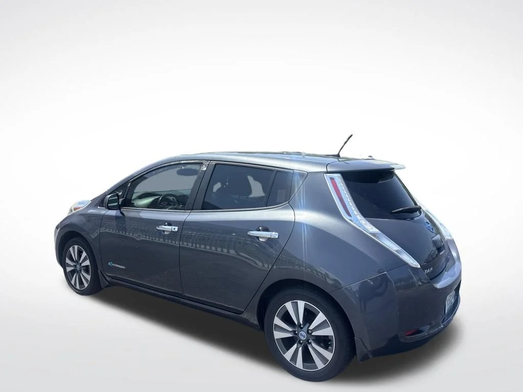 Used 2013 Gray Nissan SL image 8