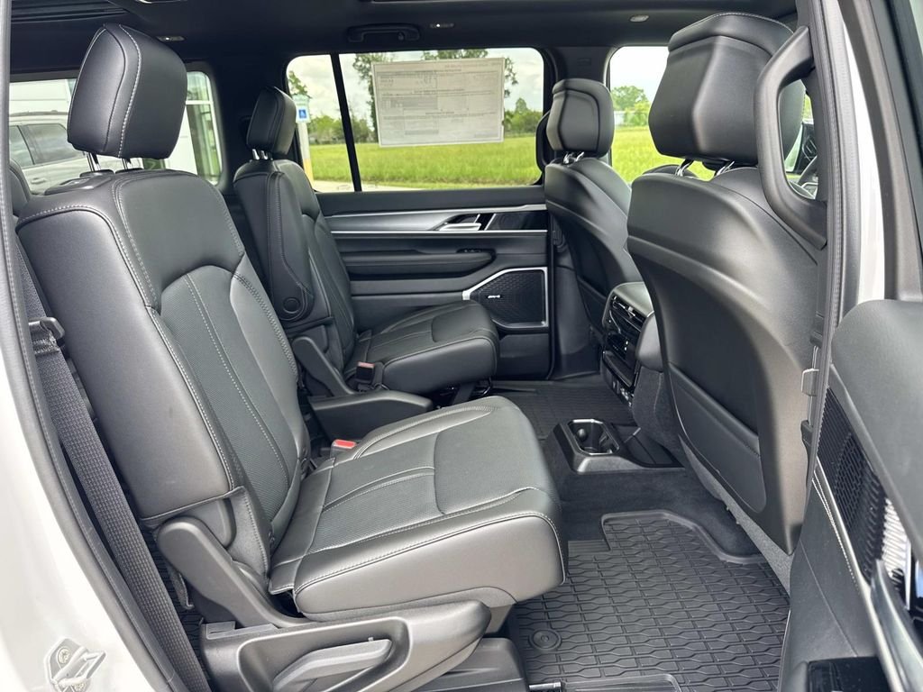 New 2026 Bright White Clear-Coat Exterior Paint Jeep Upland image 19