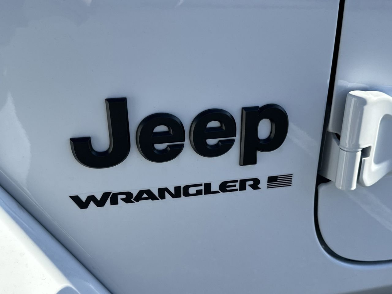New 2026 Bright White Clear-Coat Exterior Paint Jeep Sahara image 23
