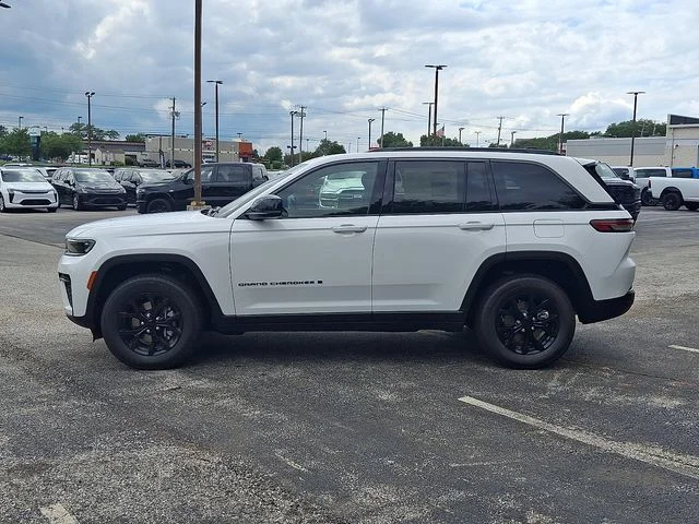 New 2026 White/off-white Jeep Laredo Altitude image 4