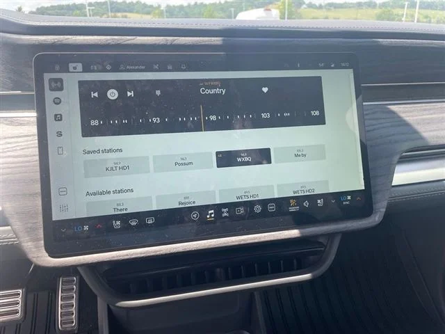 Used 2022 White Rivian Adventure image 22