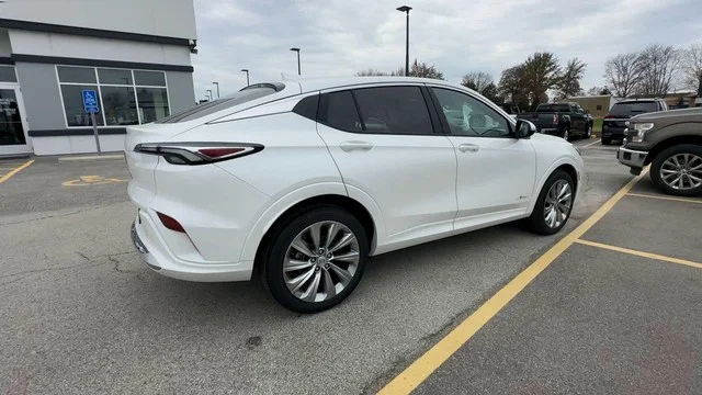 Used 2025 White Frost Tricoat Buick FWD 4dr Avenir image 8