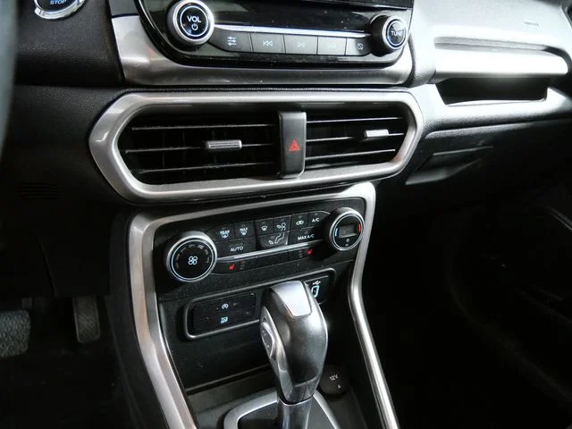 Used 2019 Blue Ford SE image 18