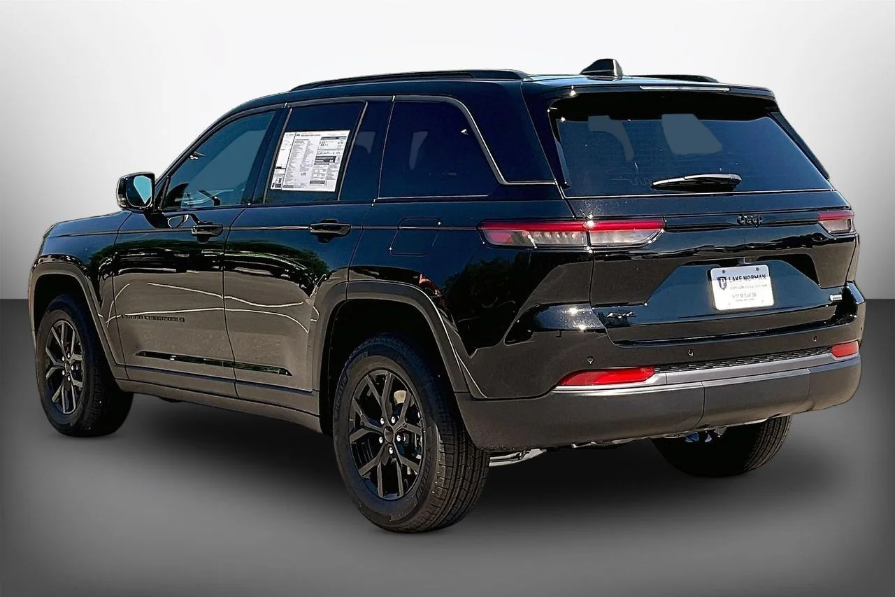 New 2026 Diamond Black Crystal Pearlcoat Jeep Altitude image 6