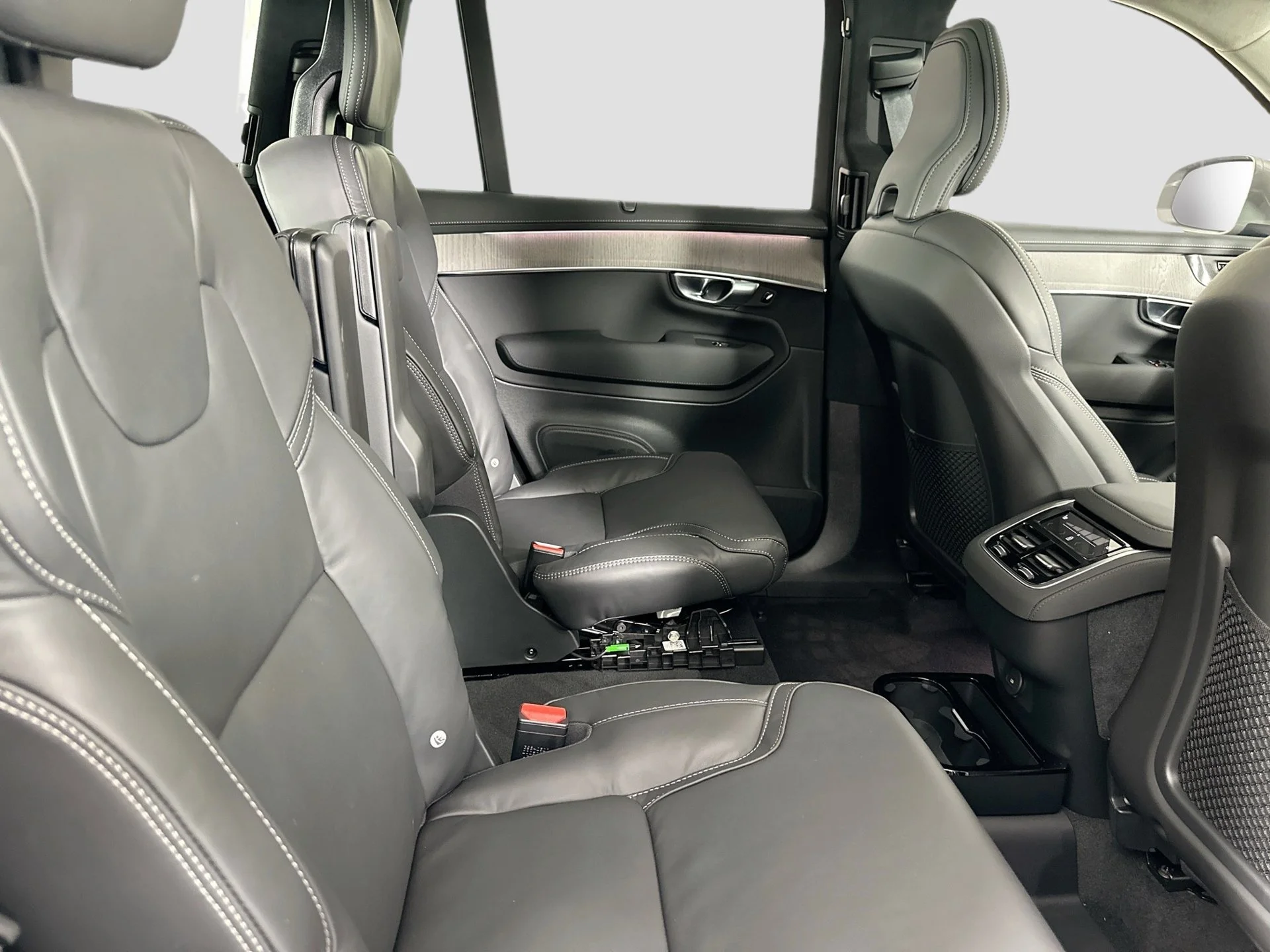 New 2026 Silver Volvo B6 Ultra image 30