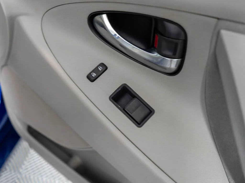 Used 2007 Blue Toyota LE image 9