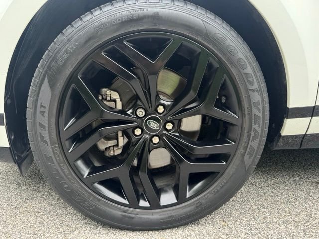 Used 2022 Fuji White Land Rover Dynamic image 2