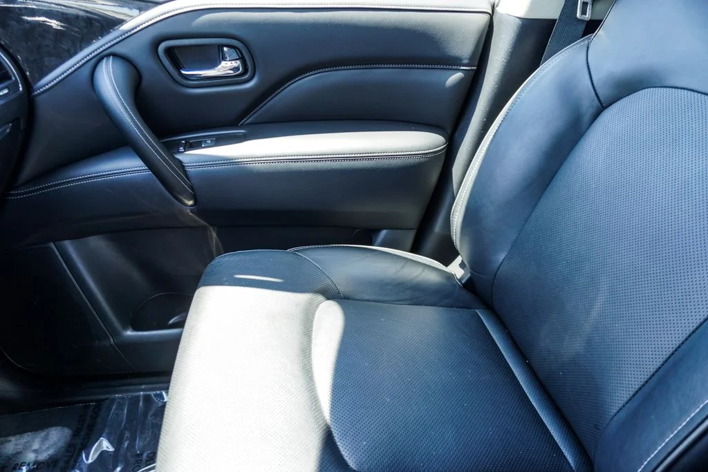 Used 2023 White INFINITI LUXE image 29