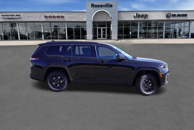 New 2026 Diamond Black Crystal Pearlcoat Jeep Altitude image 2