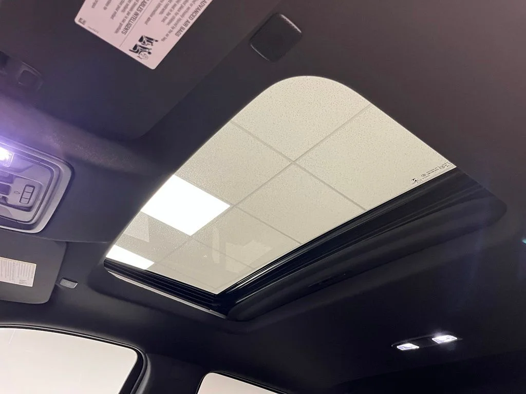Used 2022 White GMC AT4 image 39