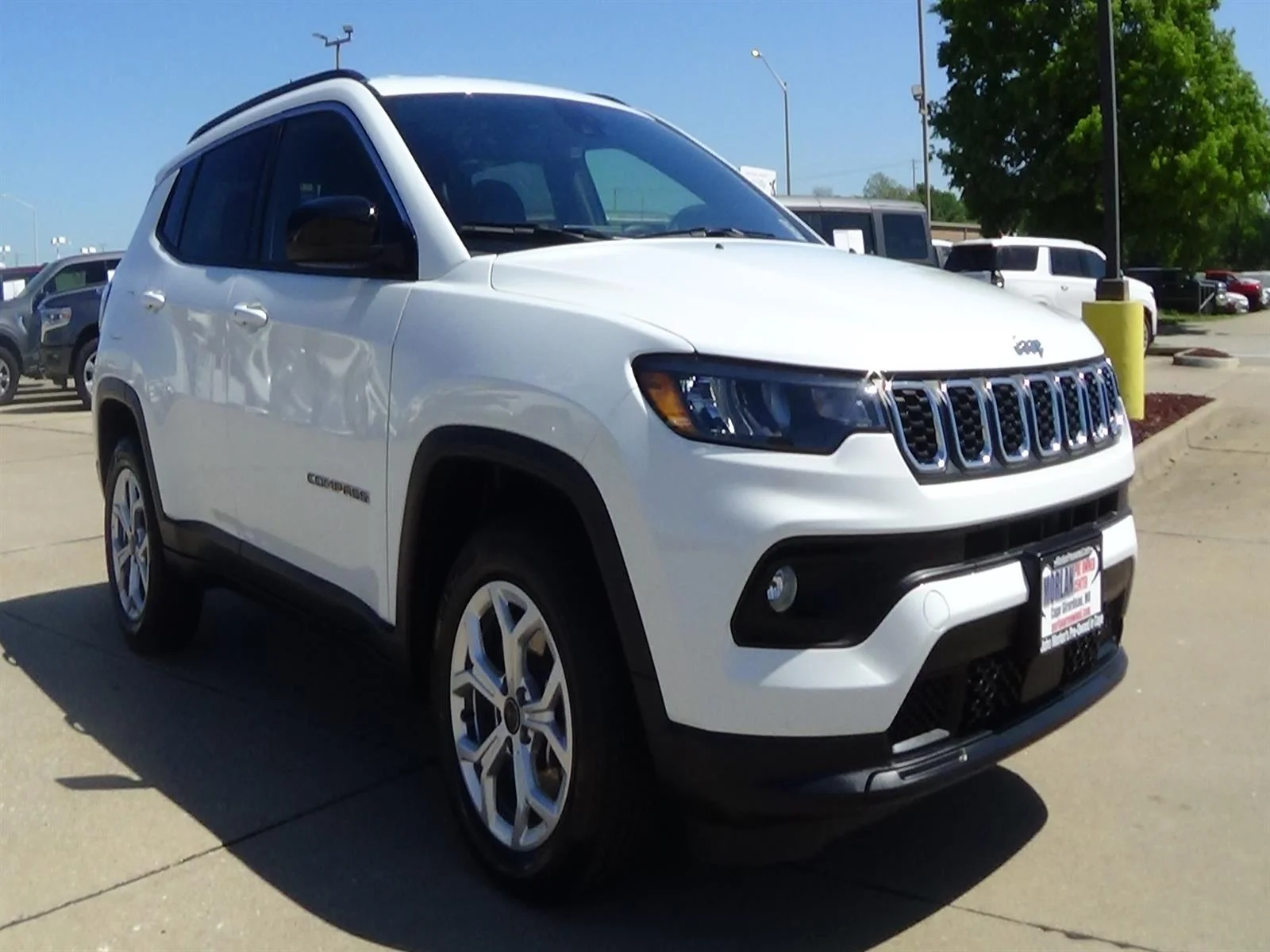 Certified Used 2025 Bright White Clear Coat (pw7) Jeep Latitude image 4
