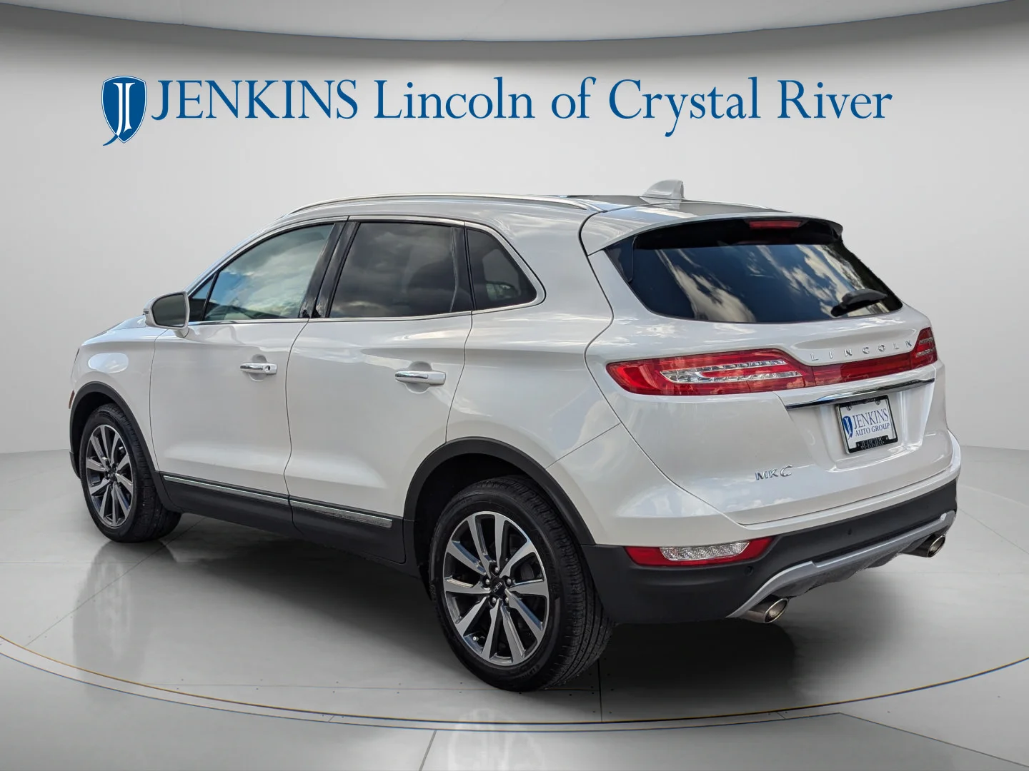 Used 2019 White Platinum Clearcoat Metallic Lincoln Reserve image 9