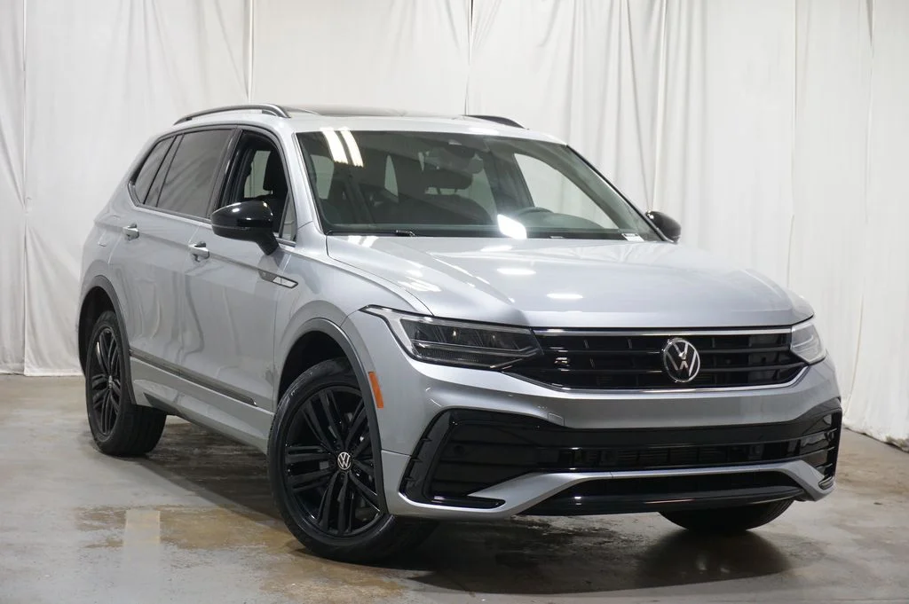 Certified Used 2022 Silver Volkswagen 2.0T SE R-Line Black image 2