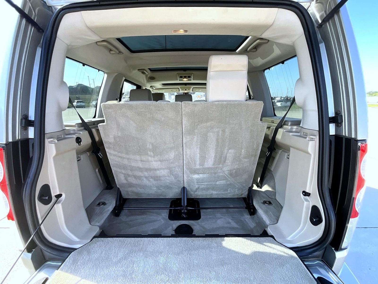 Used 2011 Beige Land Rover V8 image 26