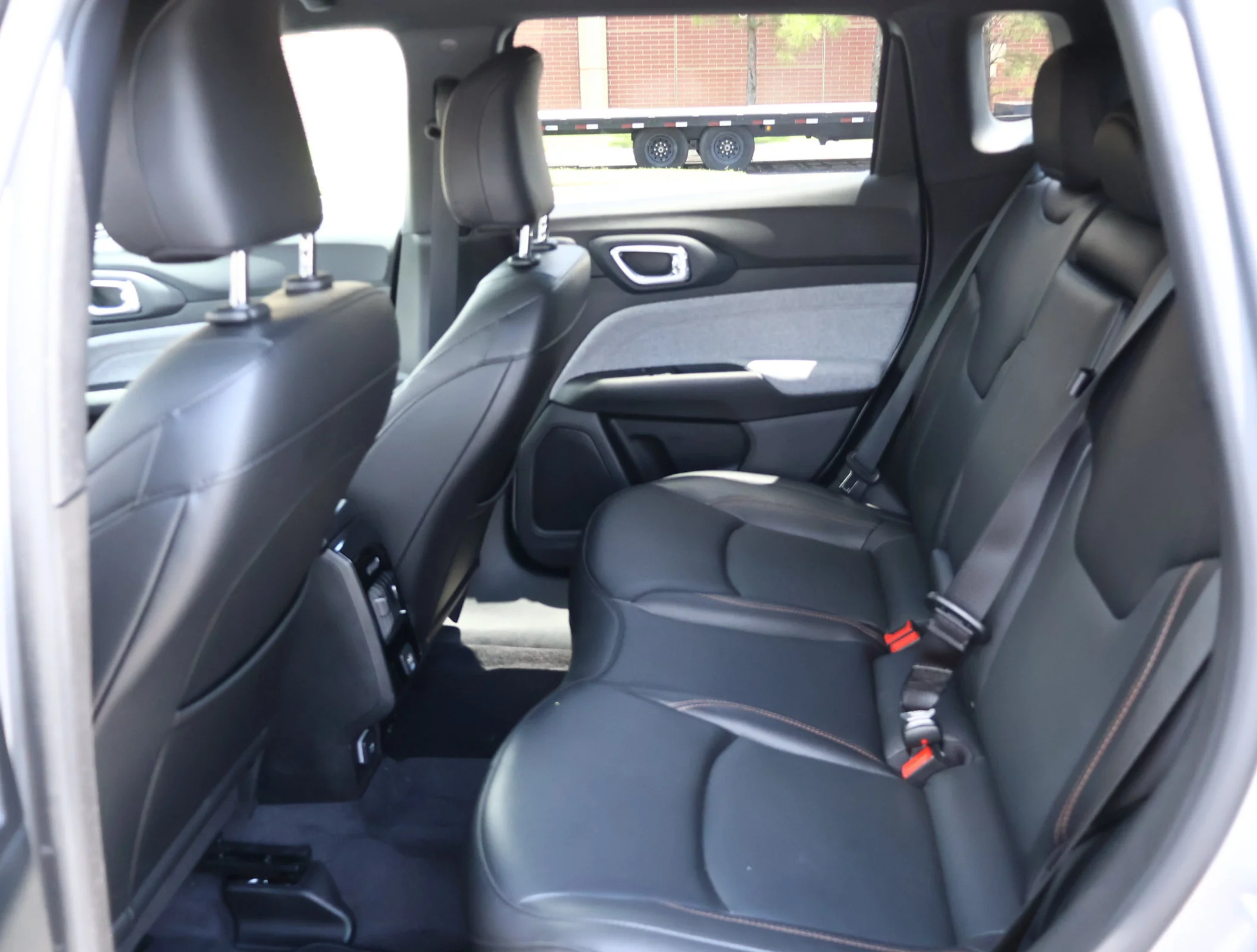 Used 2023 Billet Silver M Jeep Latitude Lux image 23