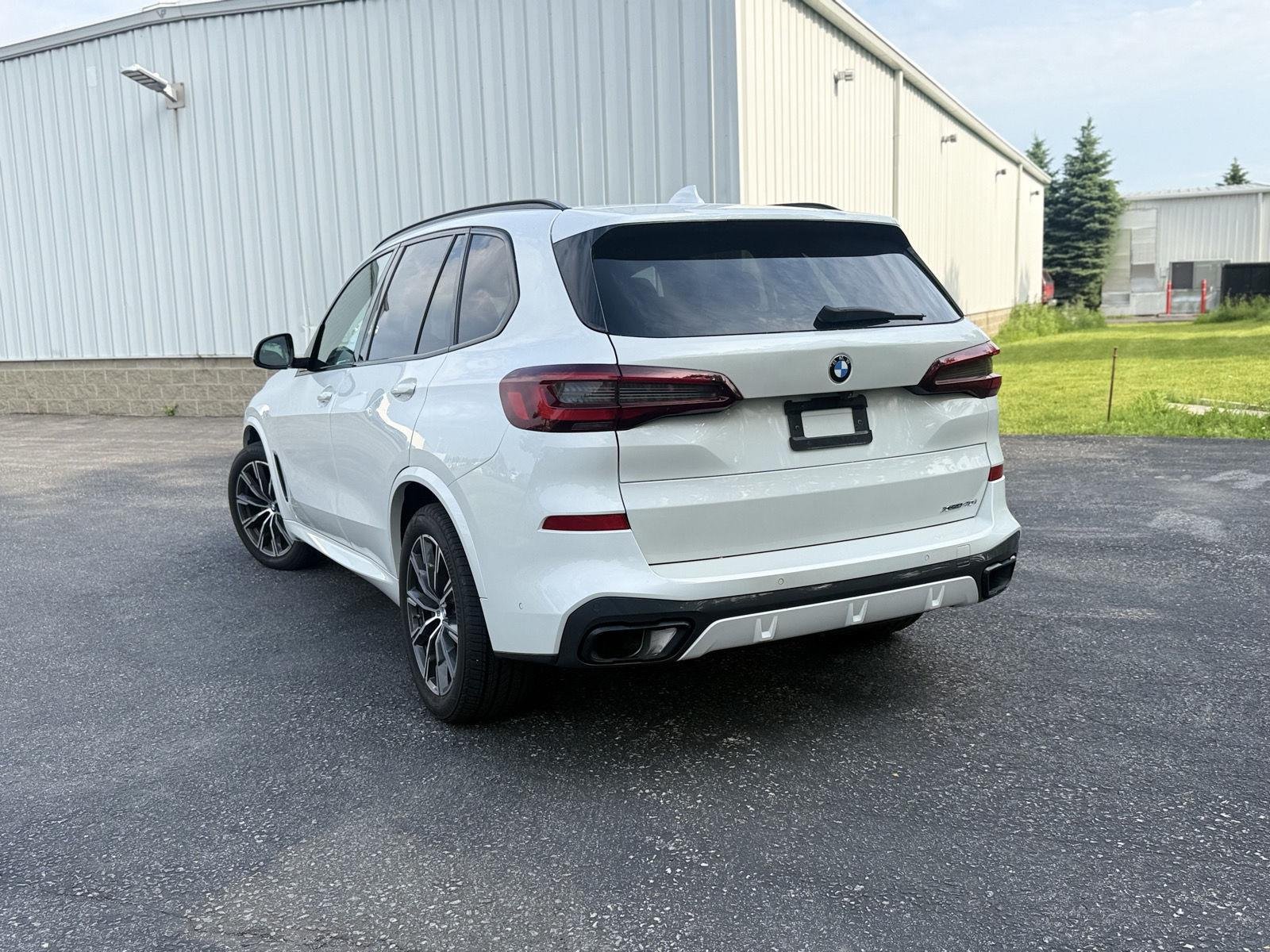 Used 2022 Mineral White Metallic BMW xDrive40i image 2
