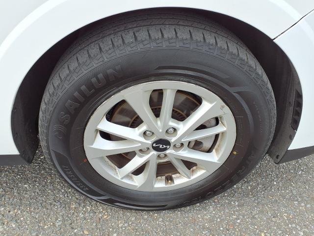 Used 2024 White Kia  image 12