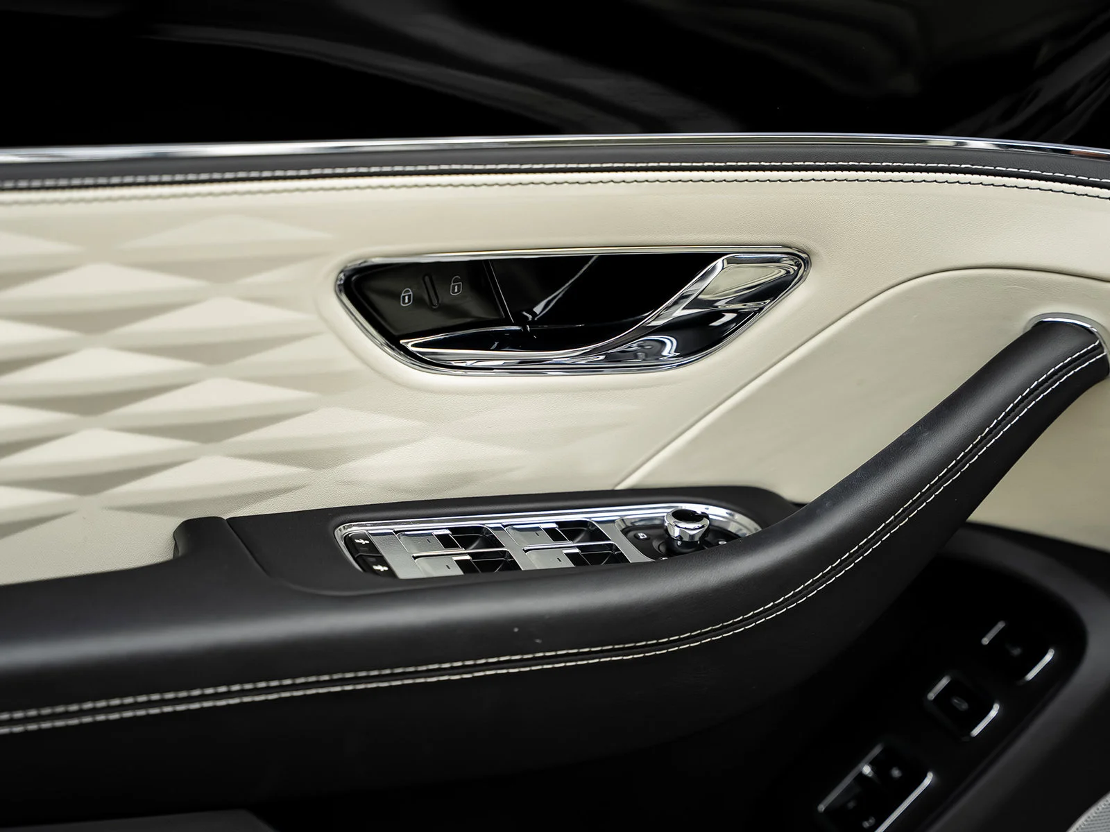 Used 2022 White Bentley  image 58