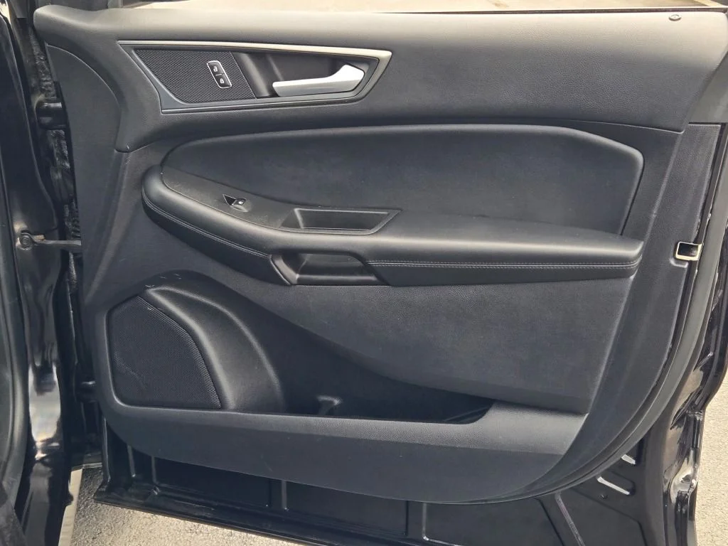 Used 2021 Black Ford SE image 6