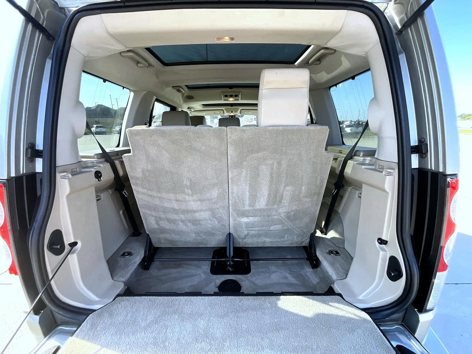Used 2011 Beige Land Rover V8 image 26