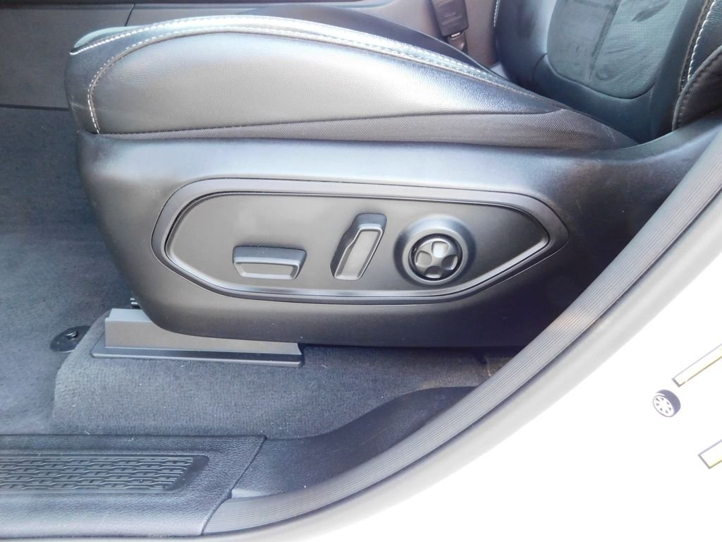 Used 2024 White Jeep Altitude image 14
