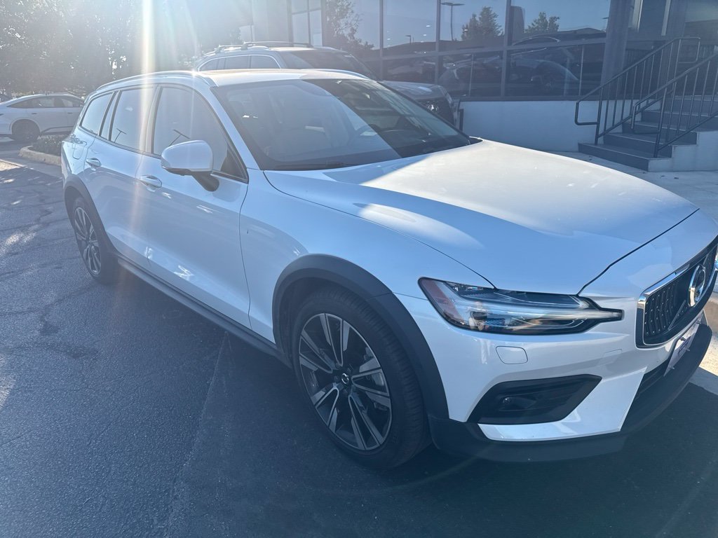 Used 2022 White Volvo T5 image 2