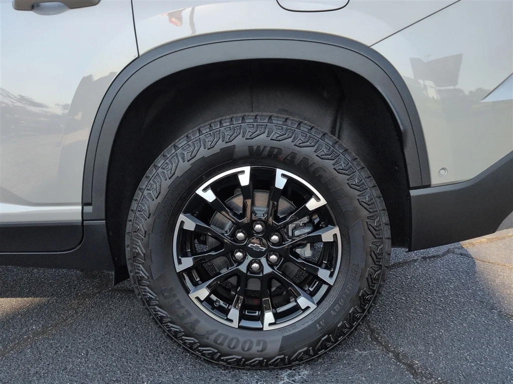 Used 2026 Sandstone Gray Chevrolet Z71 image 34